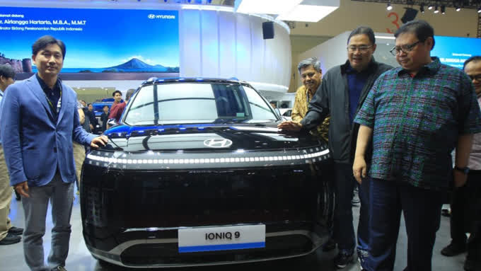 Foto: Airlangga Tinjau IONIQ 9 di Booth Hyundai GIIAS 2026