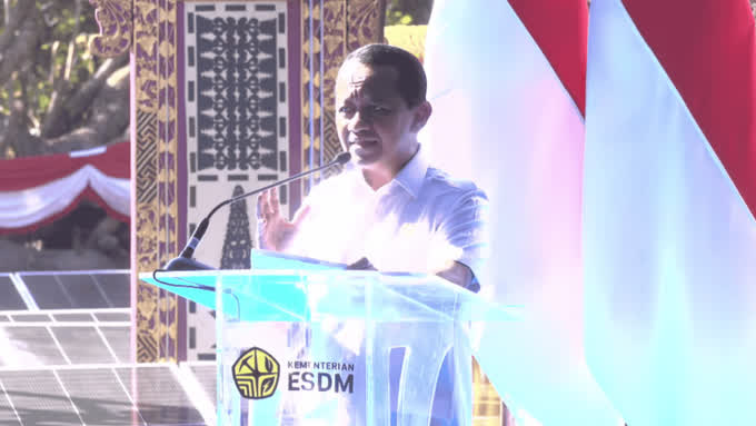 Foto: Bahlil: 12,6 GW Listrik RI Masih Pakai Solar