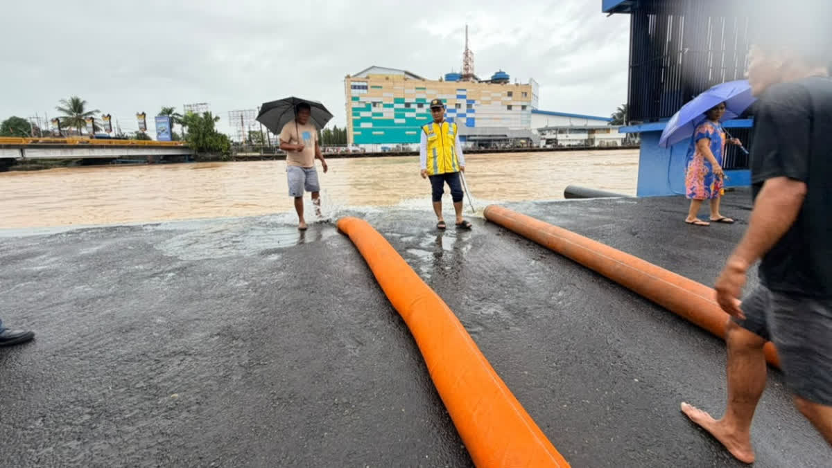 Foto: Banjir Padang, Kementerian PU Turunkan Pompa dan Ekskavator