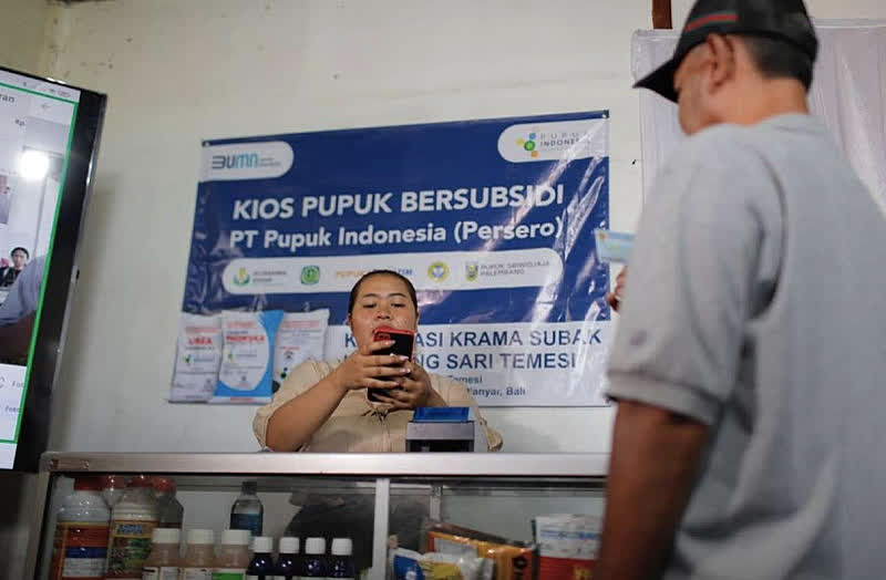 Foto: Cara Petani Kenali Pupuk Subsidi Asli di Kios Resmi