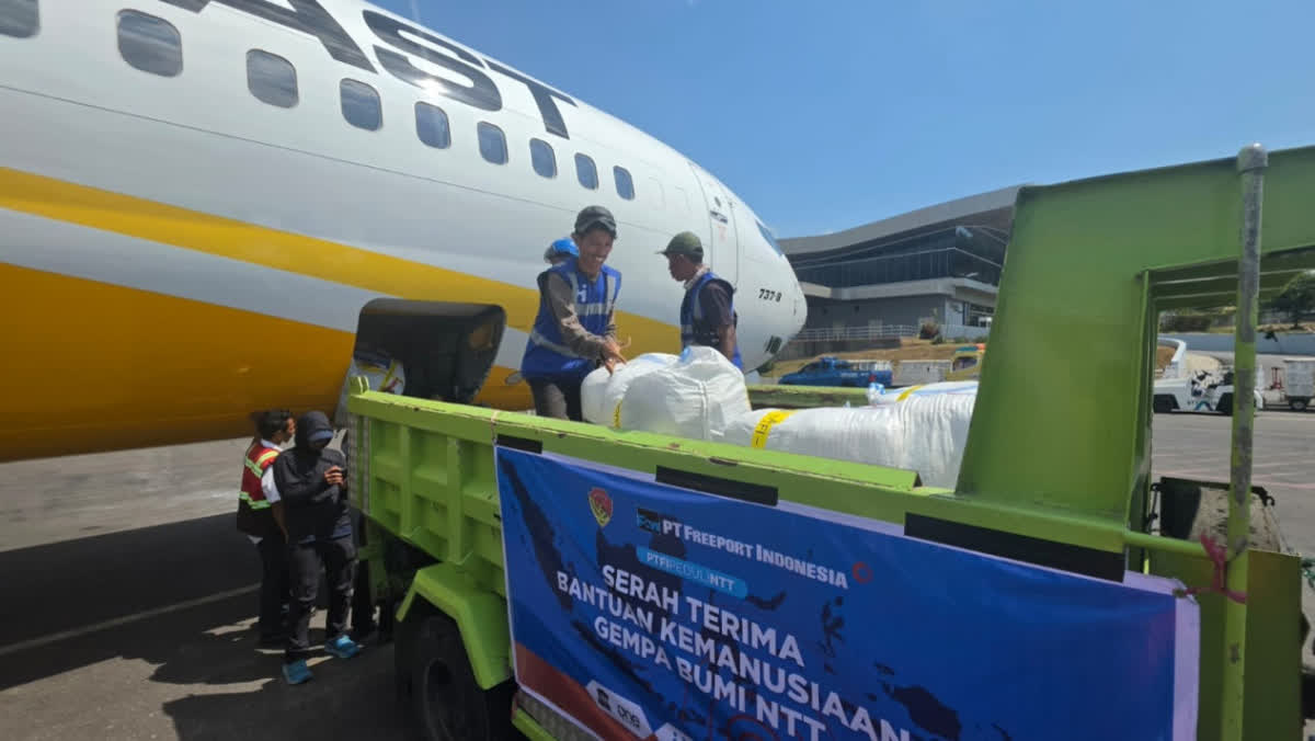 Foto: Freeport Salurkan Bantuan Rp2,5 M untuk Gempa NTT