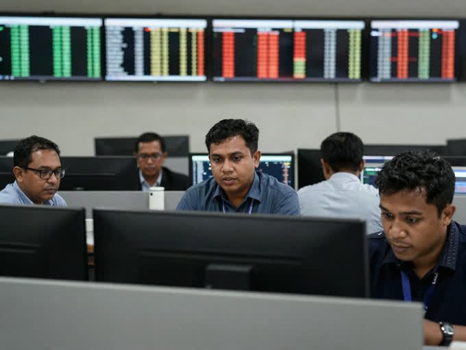 Ilustrasi: IHSG Ditutup Anjlok ke 6.130, Investor Pilih Menunggu