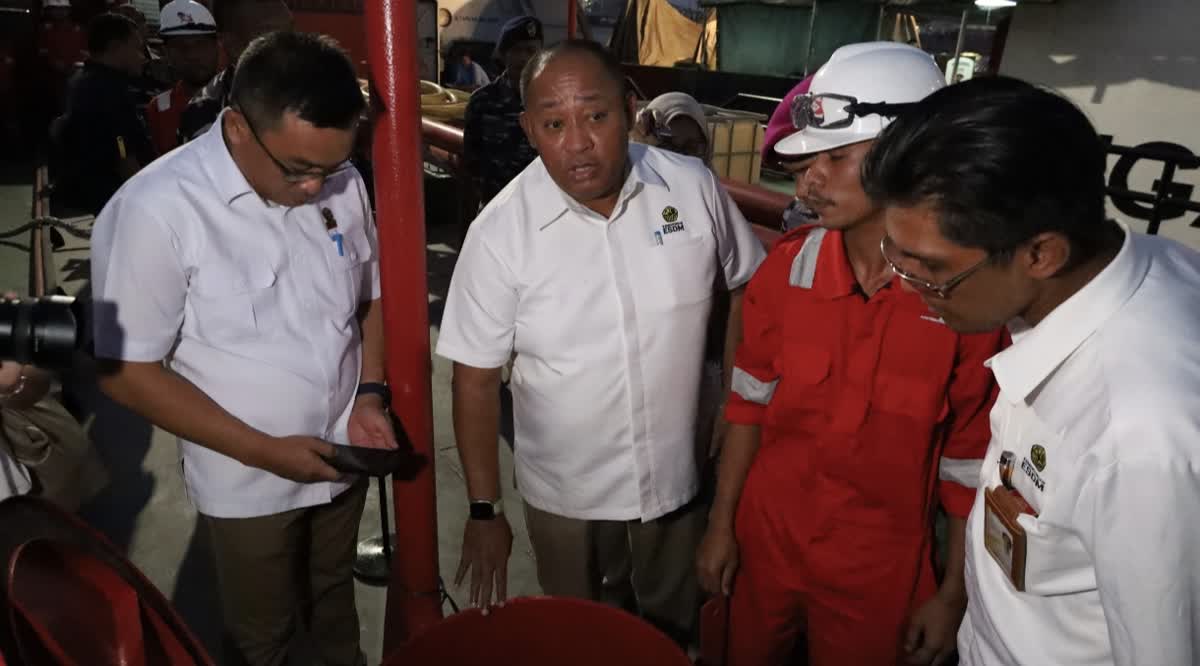 Foto: KESDM dan TNI AL Usut Kapal Pembawa 406 KL Solar di Semarang