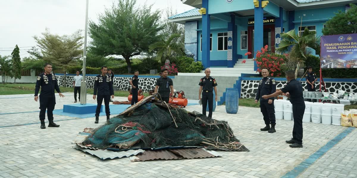 Foto: KKP Musnahkan Pakan dan Alat Tangkap Ilegal di Aceh