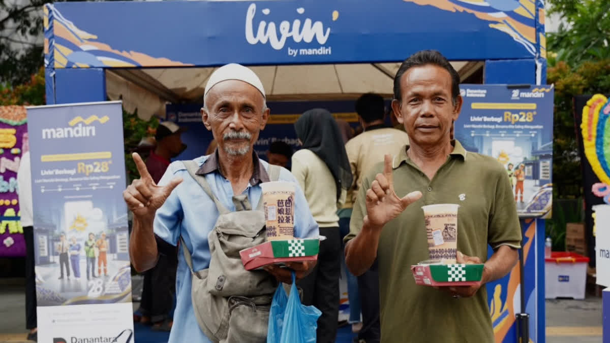 Foto: Livin' Mandiri Berbagi Apresiasi Pekerja Rentan di HUT ke-28