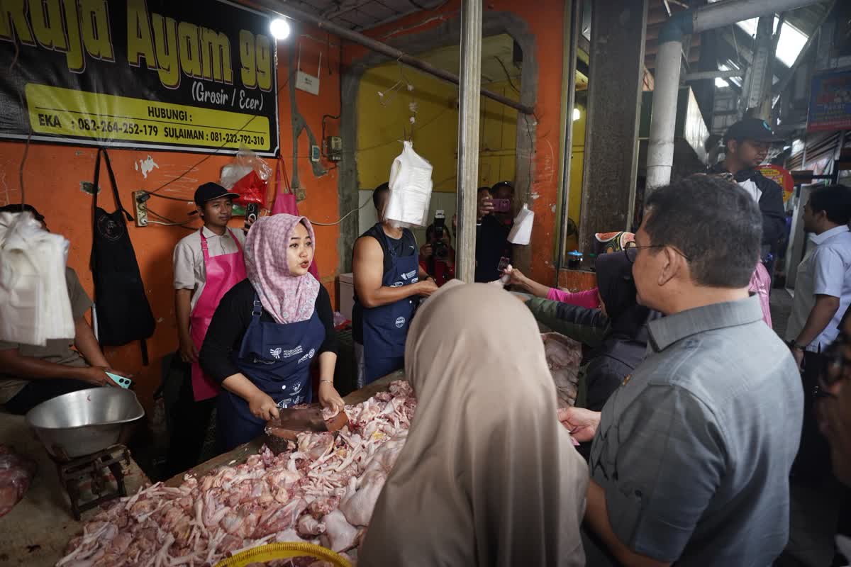 Foto: Mendag Cek Pasar Banyuwangi, Ayam Mendekati Harga Acuan