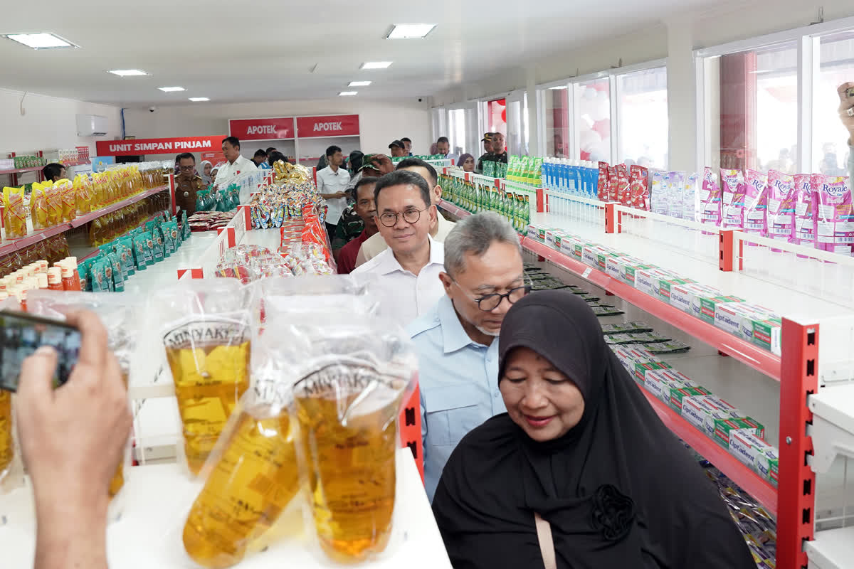 Foto: Mendag dan Menko Pangan Cek Koperasi Merah Putih di Sukoharjo