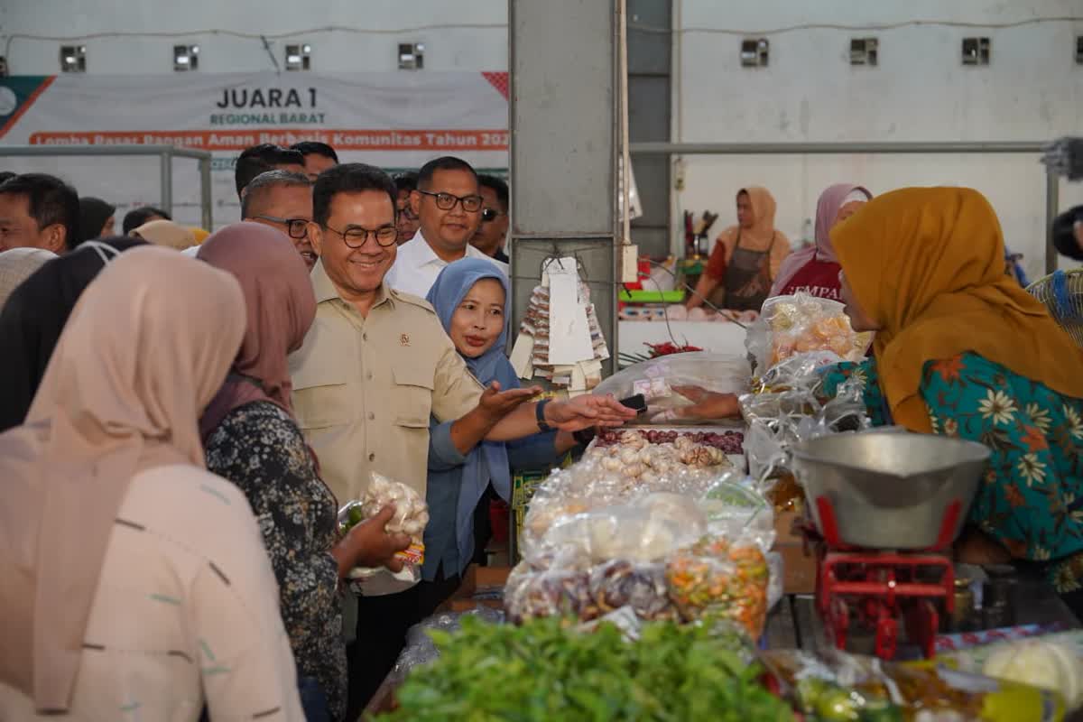 Foto: Mendag Pantau Pasar Sleman, Harga Bapok Diklaim Stabil