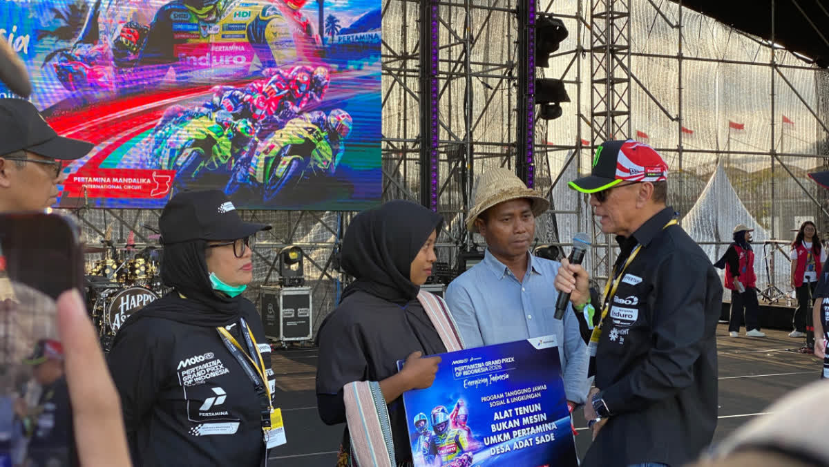Foto: Pertamina Bantu Perajin Tenun Desa Adat Sade Bangkit