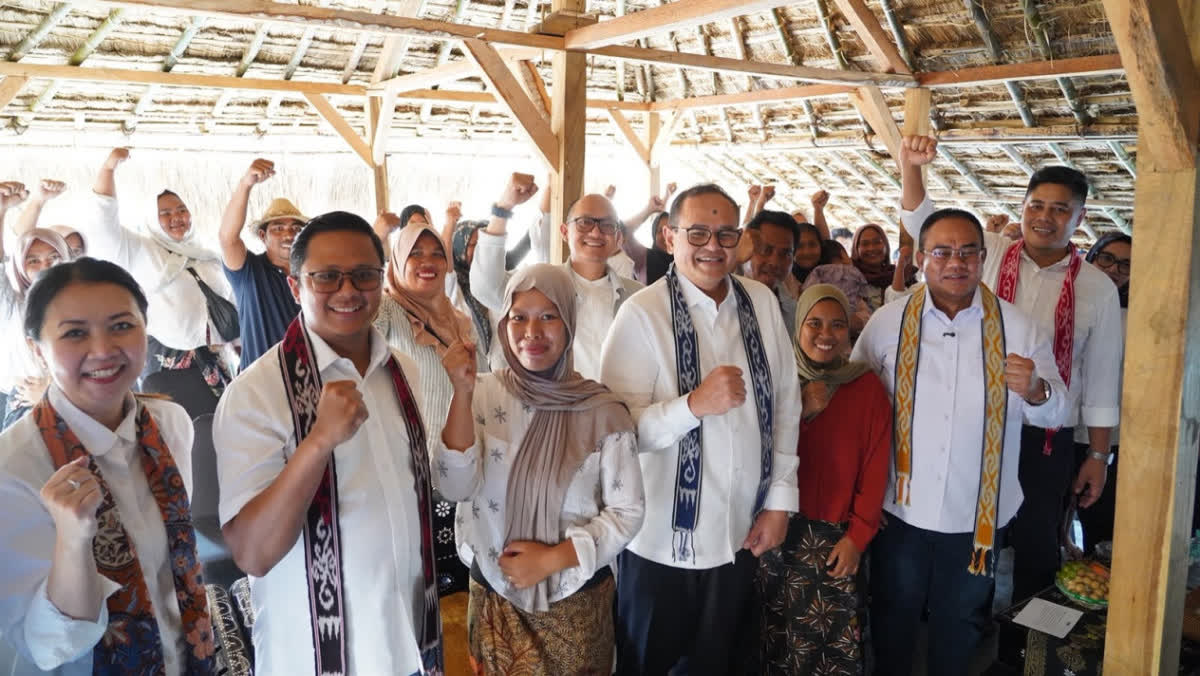 Foto: PNM dan BRINS Bantu Alat Tenun Warga Sade Usai Kebakaran
