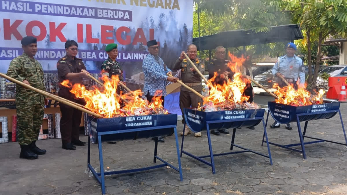 Foto: Purbaya Siapkan Layer Cukai Baru Tekan Rokok Ilegal