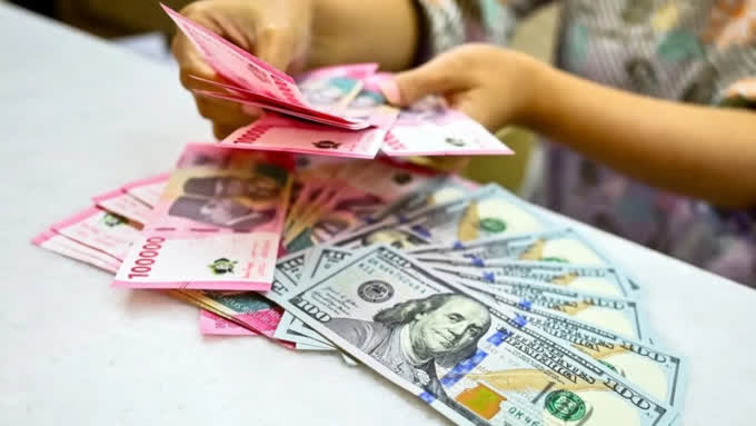 Foto: Rupiah Melemah ke Rp17.862, Ditekan Minyak dan Utang Luar Negeri