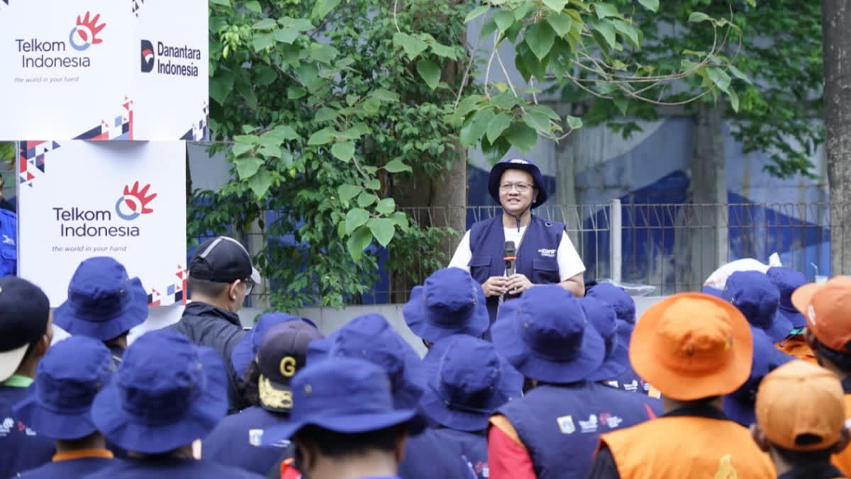 Foto: Telkom Angkut 5,1 Ton Sampah dari Kali Krukut