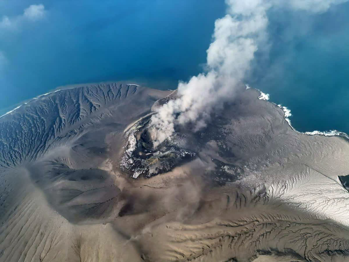 Foto: Usai Erupsi 25 Jam, Anak Krakatau Tetap Level Siaga
